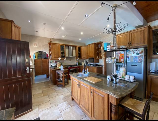 6 BEDROOM HOUSE FOR SALE IN WINKLESPRUIT